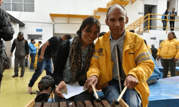 Imagen de un funcionario junto a una mujer