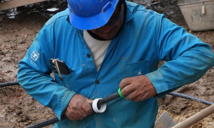 Foto que muestra un trabajador del Acueducto de Bogotá 