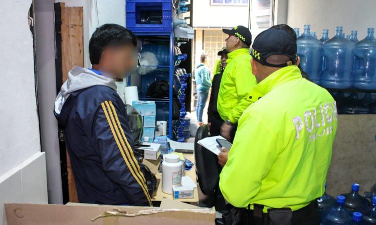 Policías de la SIJIN en allanamiento a embotelladora clandestina en Bosa.
