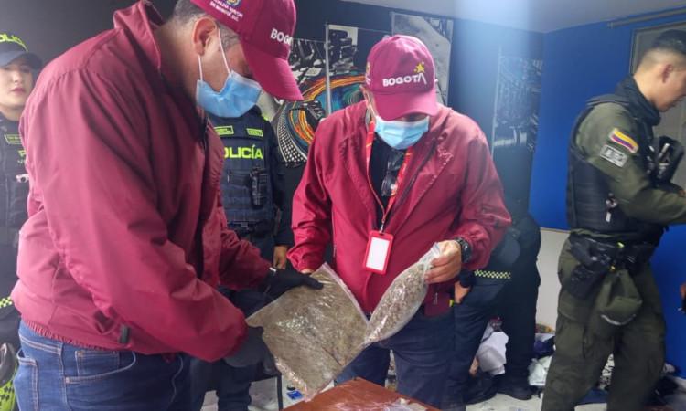Policía y funcionarios en operativo de incautación de drogas