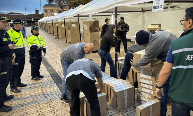Imagen de personas alistando mesas de votación
