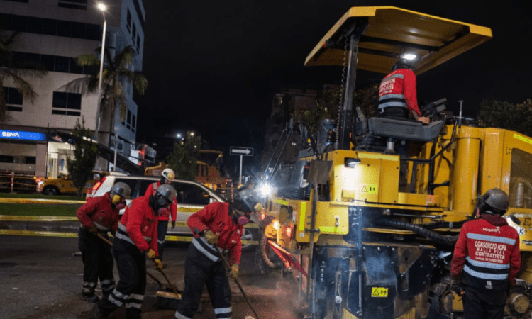 Imagen de trabajadores en un frente de obra para recuperar la malla vial.