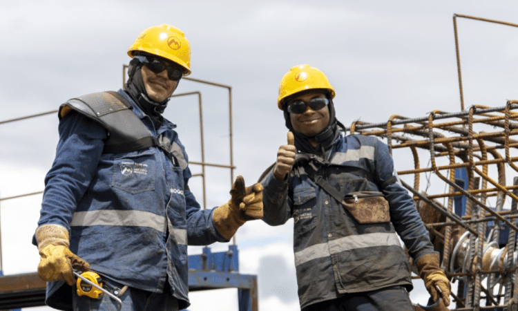 Imagean de dos trabajadores de la obra del Metro de Bogotá vestidos con su uniforme.