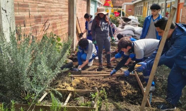 Estudiantes de Bosa en aula viva biodiversa