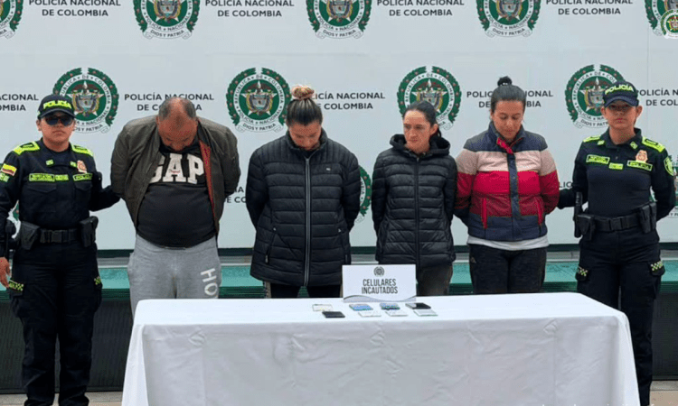 Imagen de los capturados junto a los policías
