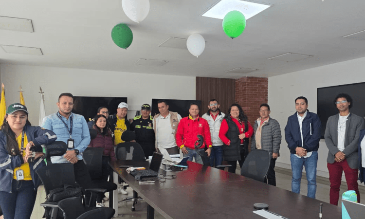 Imagen de funcionarios reunidos