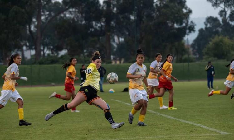 Foto que muestra mujeres futbolistas jugando en Bogotá.