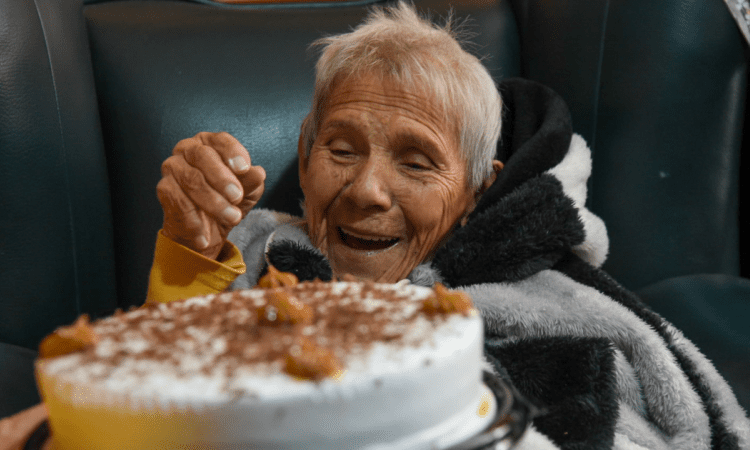 Imagen de una señora adulta sonriendo