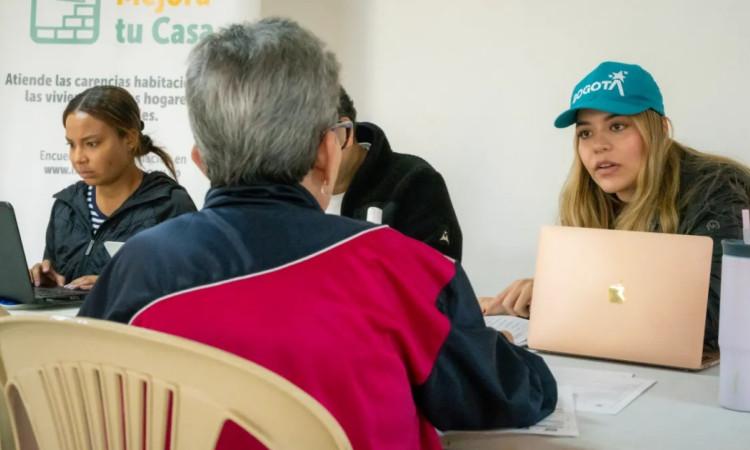 Foto que muestra dos personas hablando