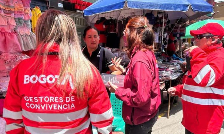 Gestores conversando con vendedores de San Victorino