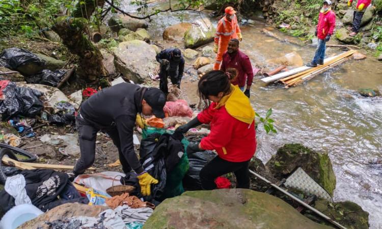 Funcionarios en operativo en el sector del Río San Francisco – Vicachá de Bogotá