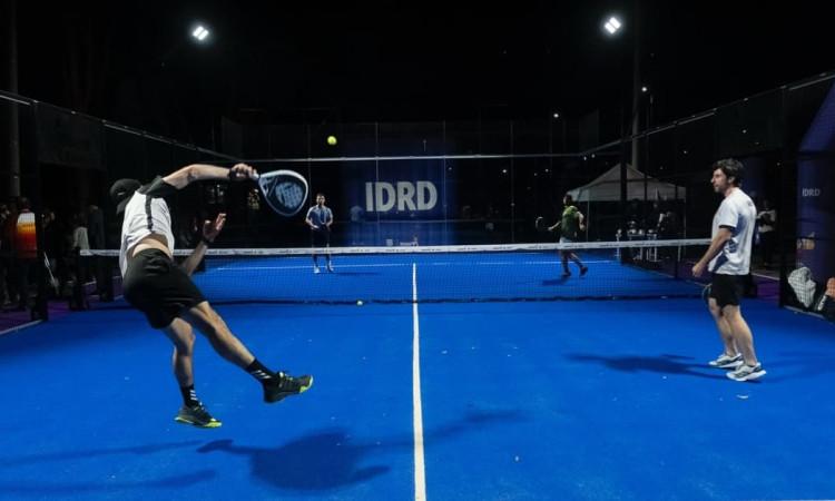 personas entrenando pádel