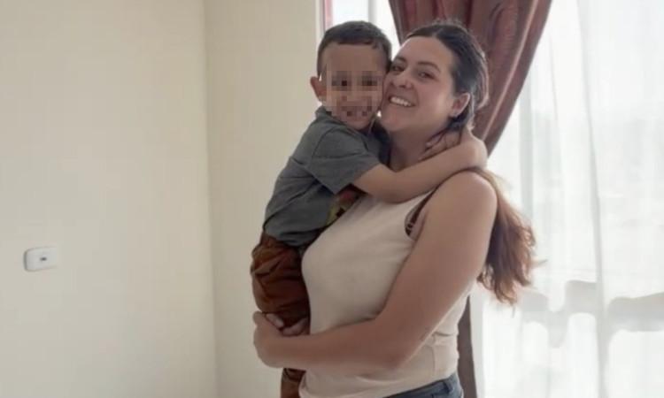 Foto que muestra a Sonya Esquivel alzando a su hijo. 