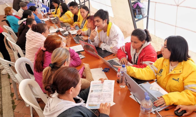 Imagen de personas hablando con funcionarios de Integración Social