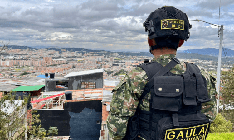 Imagen de un soldado viendo la ciudad