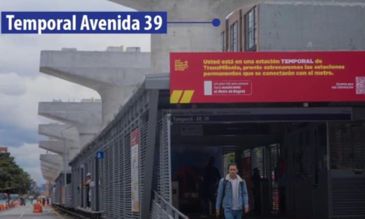 Foto de la entrada de estación de TransMilenio en Bogotá.