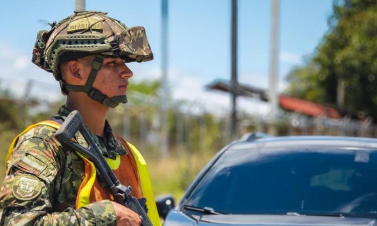 Militar custodiando carretera.