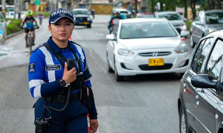 Foto de una Agente Civil de Tránsito en una calle de Bogotá