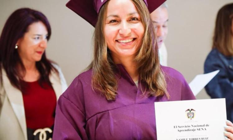 Mujer con diploma del SENA.