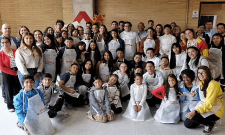 Imagen de los niños, niñas y jóvenes que participaron en este espacio
