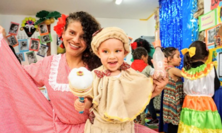 Imagen de una niña junto a uno señora con vestidos afrocolombianos