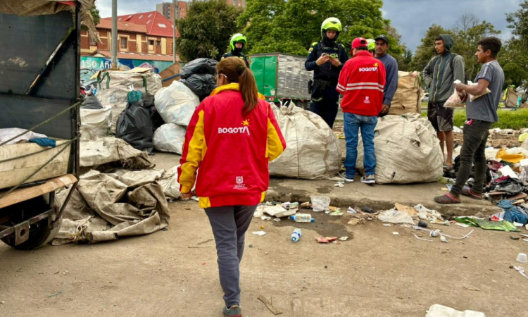 Foto de funcionarios del Distrito en operativo de limpieza en el centro de Bogotá.