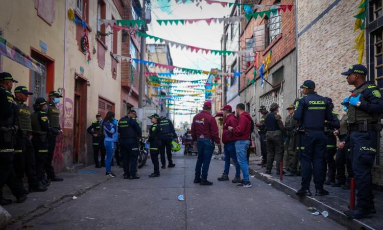 Autoridades realizando operativos en el barrio San Bernando
