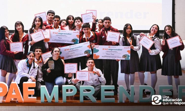 Foto que muestra estudiantes reunidos