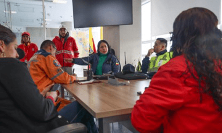 Imagen de los funcionarios en el PMU