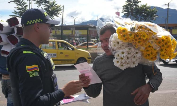 Policía brinda información a ciudadano sobre la presencia policial para el Día de la Madre.