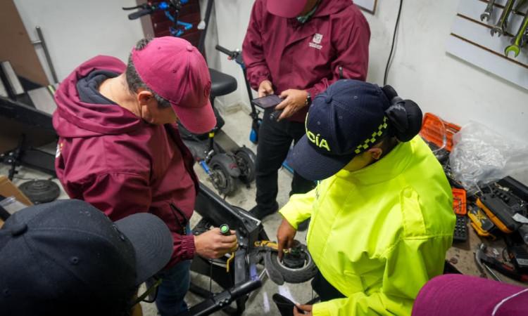 Autoridades durante operativo contra red ilegal de patinetas eléctricas en Los Mártires.