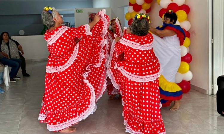 Foto de mujeres bailando 
