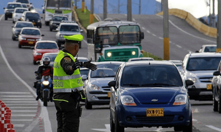 Imagen de varios vehículos transitando en una avenida de Bogotá
