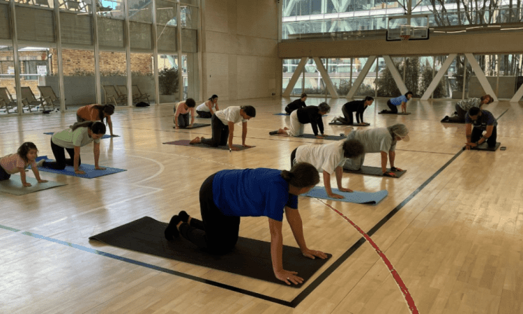 Imagen de varias personas participando en los espacios de yoga del CEFE Chapinero