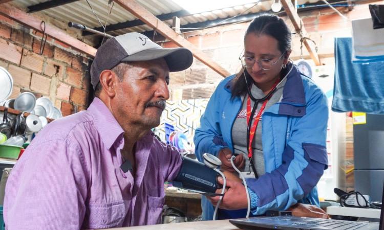 Foto de un funcionario ayudando a un ciudadano