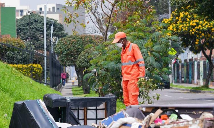 Foto que muestra un trabajador de Aguas de Bogotá limpiando las calles