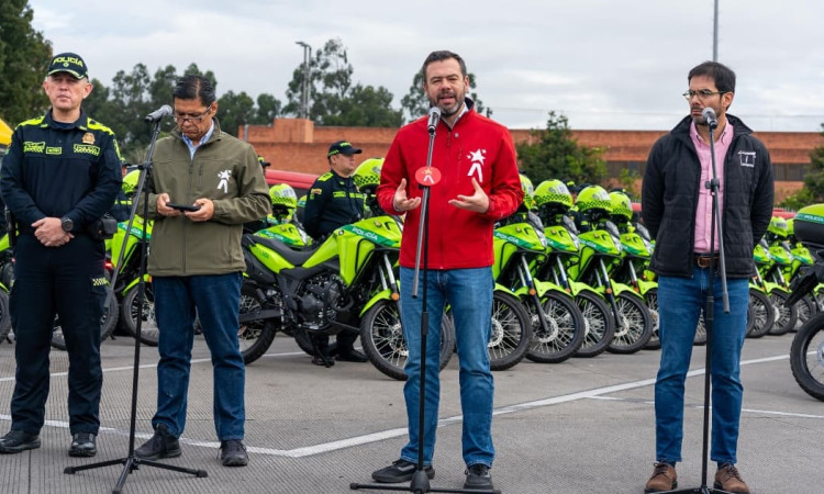 Foto de la entrega de 225 nuevas motos a la Policía para reforzar seguridad en TransMilenio.