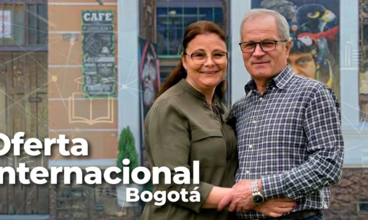 Foto de dos bogotanos frente a una vivienda.