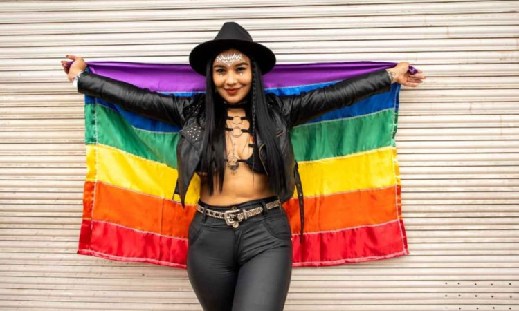 Foto de una mujer con una bandera de la comunidad LGBTI en Bogotá.