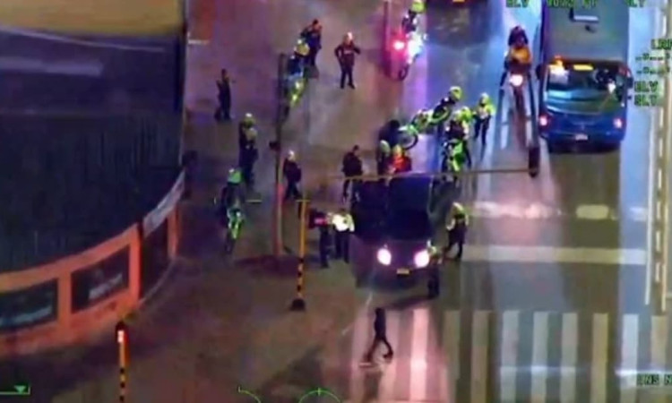 Foto de la captura de un hombre acusado del hurto de un vehículo en Bogotá.