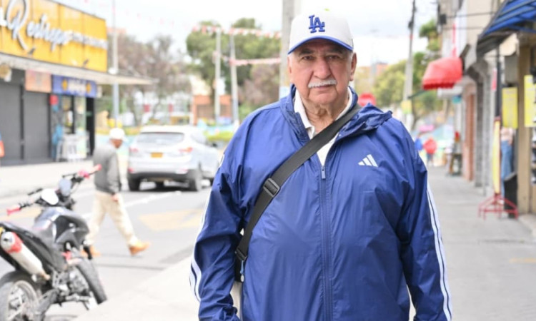 Foto de Tobías ‘Toby’ Prieto en una de las calles del barrio Restrepo en Bogotá.