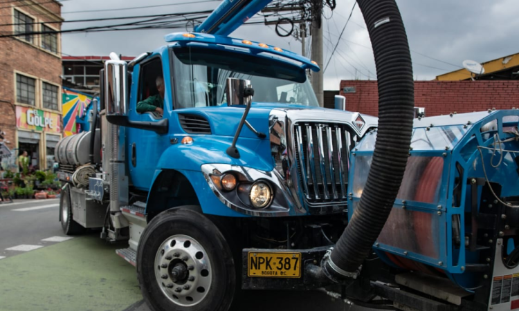 Imagen de un carrotanque de la Empresa de Acueducto y Alcantarillado de Bogotá.