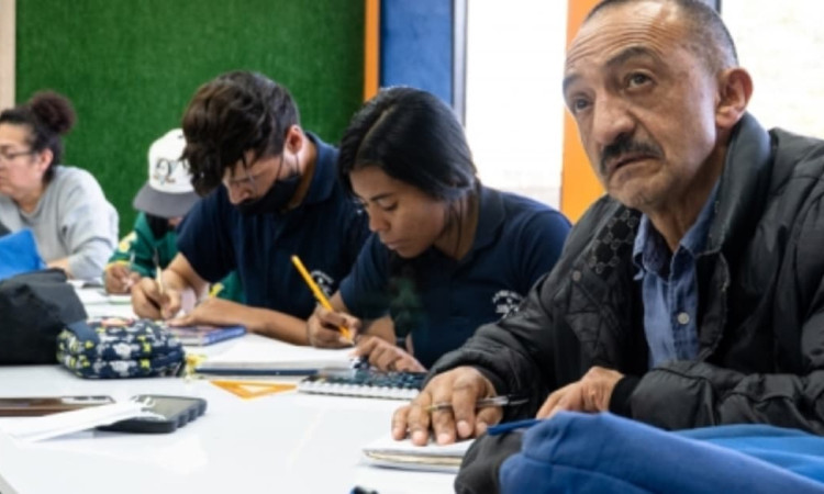 Foto de vendedores informales y comerciantes de Plazas Distritales de Mercado en procesos capacitación y formación en cursos.