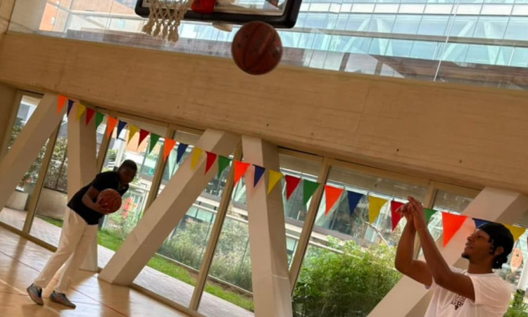 Foto de jóvenes jugando baloncesto en el Centro Felicidad (CEFE) de Chapinero en Bogotá.