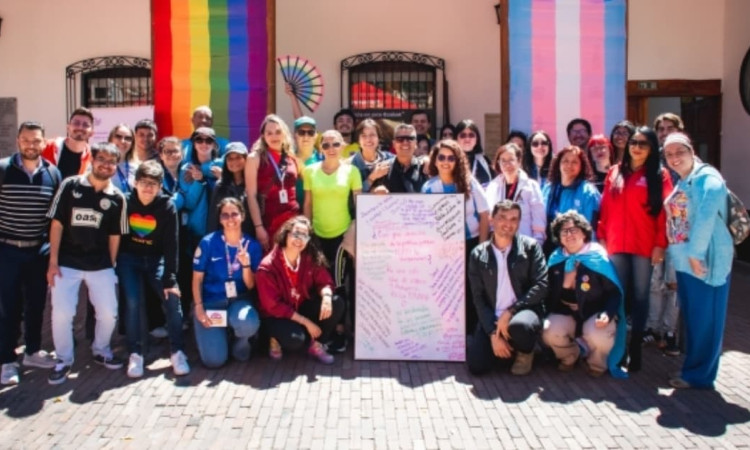 Foto del acto de izada de bandera LGBTI en Usaquén, al norte de Bogotá.