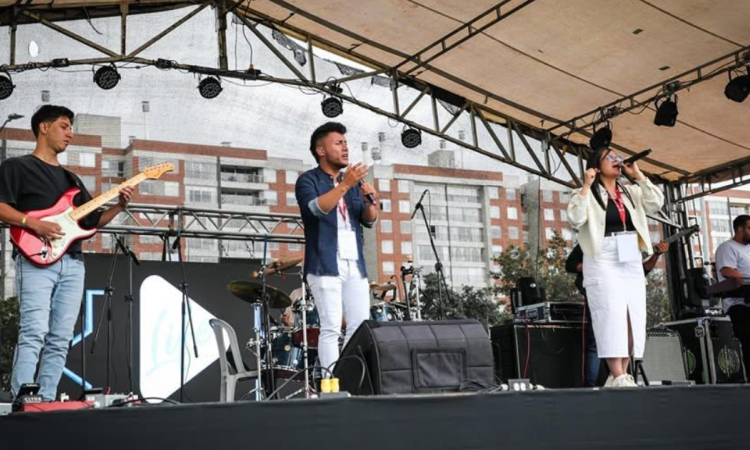 Foto de un grupo de músicos en una tarima