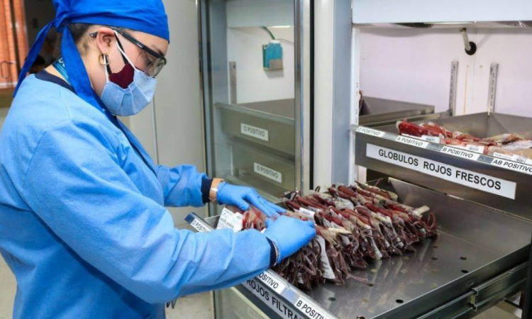 Foto de una doctora administrando dosis de sangre 