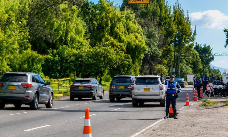 Foto de un grupo de Agentes Civiles de Tránsito realizando acciones de control de tráfico en Bogotá.