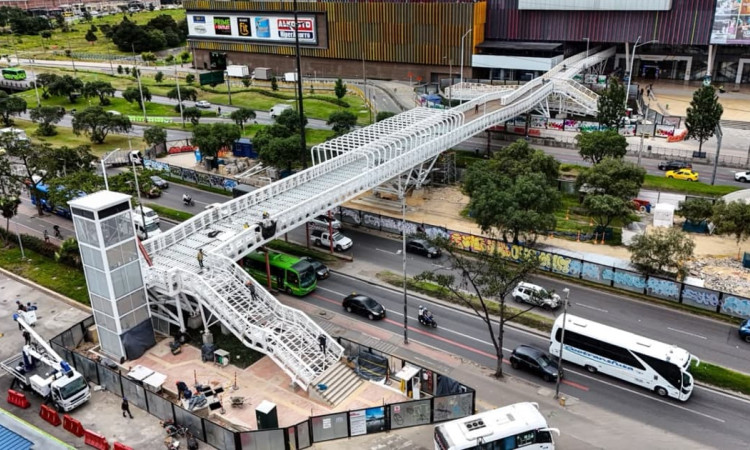 Foto de las obras puente bici-peatonal frente al centro comercial El Edén en Bogotá.