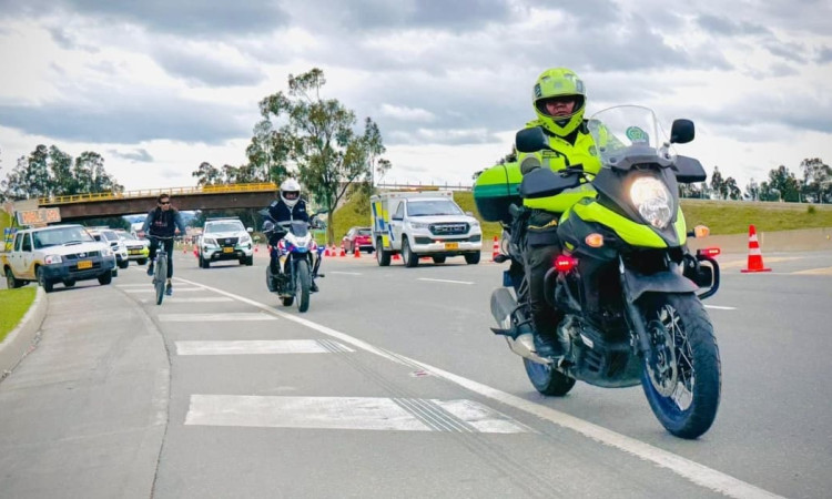 Foto de Policías de Tránsito en la autopista Sur.